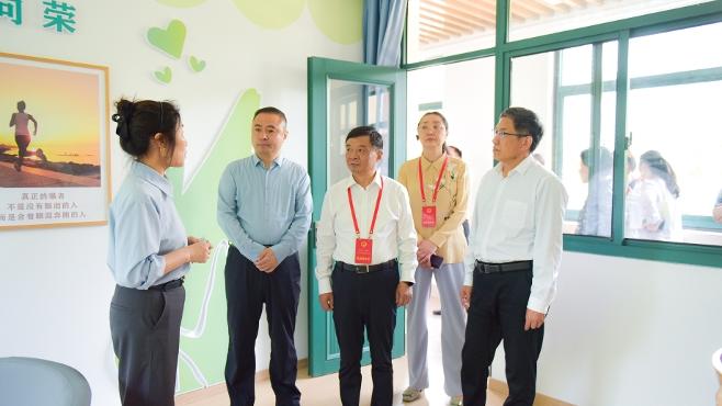 姜堰区人大常委会视察中小学标准化心理辅导室建设情况