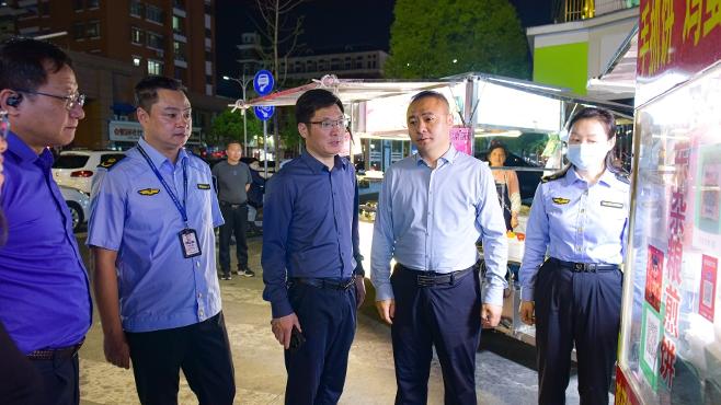 区教育局组织开展校园周边环境“晨检夜查”