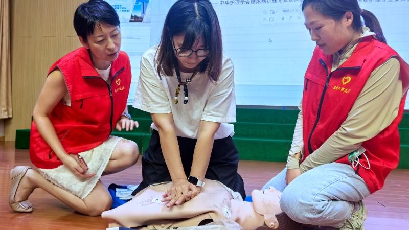 康华小学：泰州市第二人民医院专家团队义诊进校园