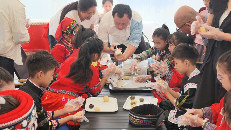 俞垛小学关工委开展民族团结中秋联欢活动