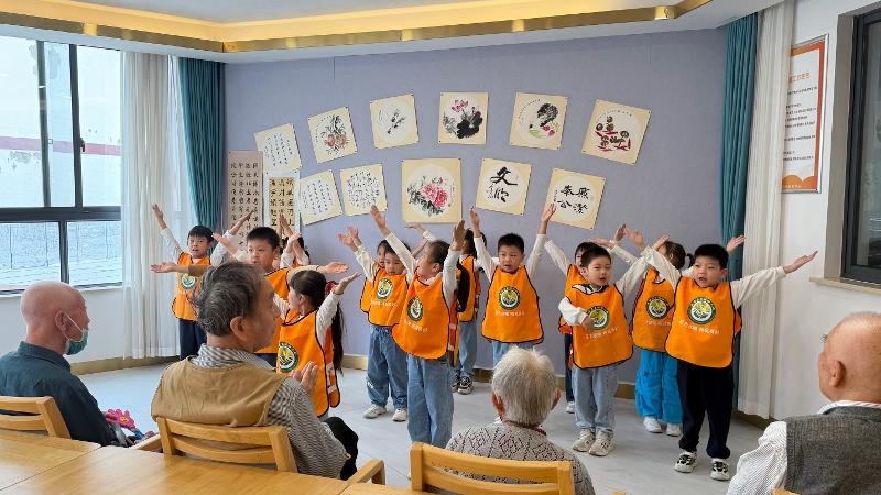 东桥幼儿园开展重阳节亲子实践活动